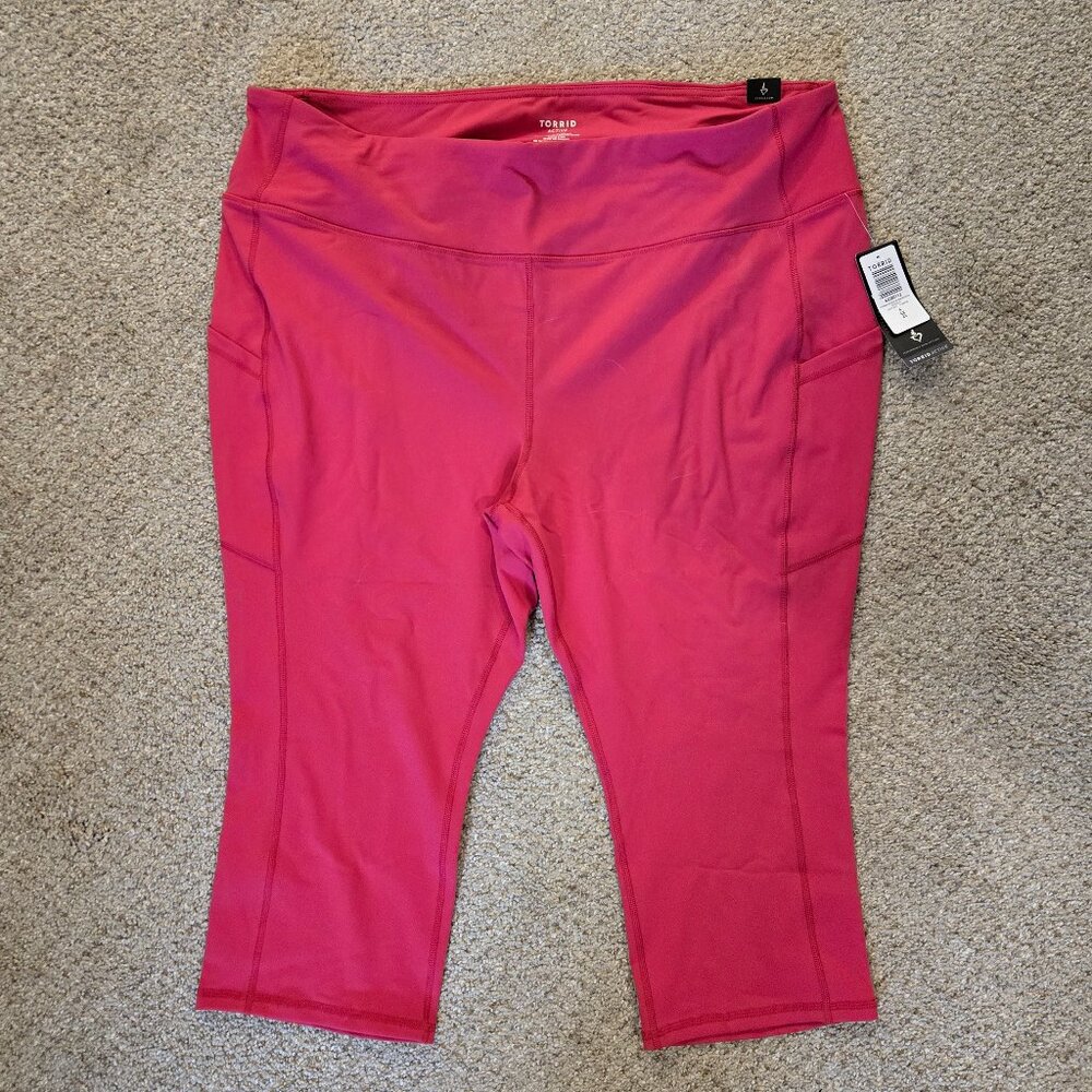 NWT ✨  Torrid Active High Rise Capri Legging - Size 4